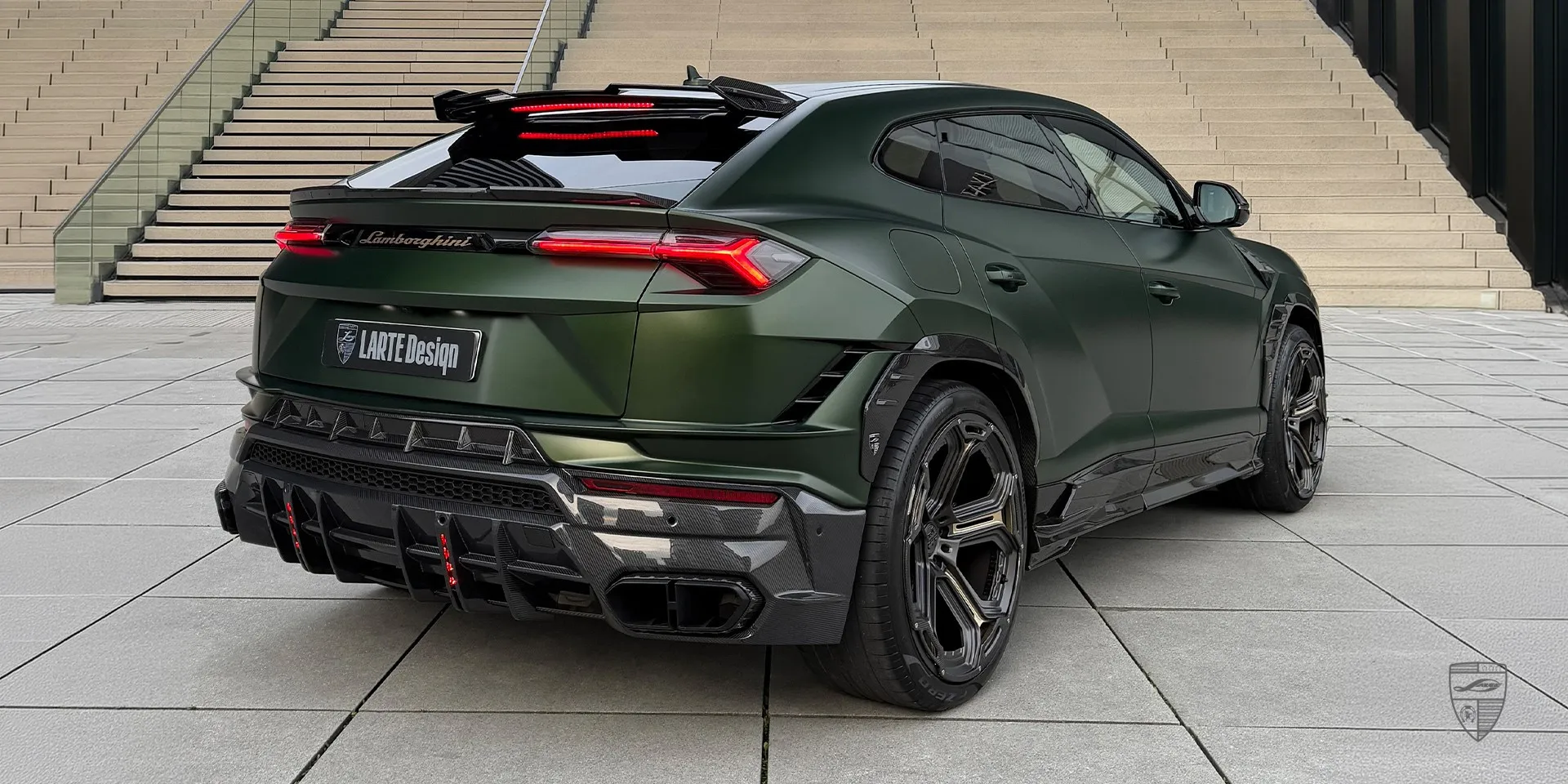 Матово‑зелёный Lamborghini Urus Performante с кастомным обвесом и агрессивным стайлингом