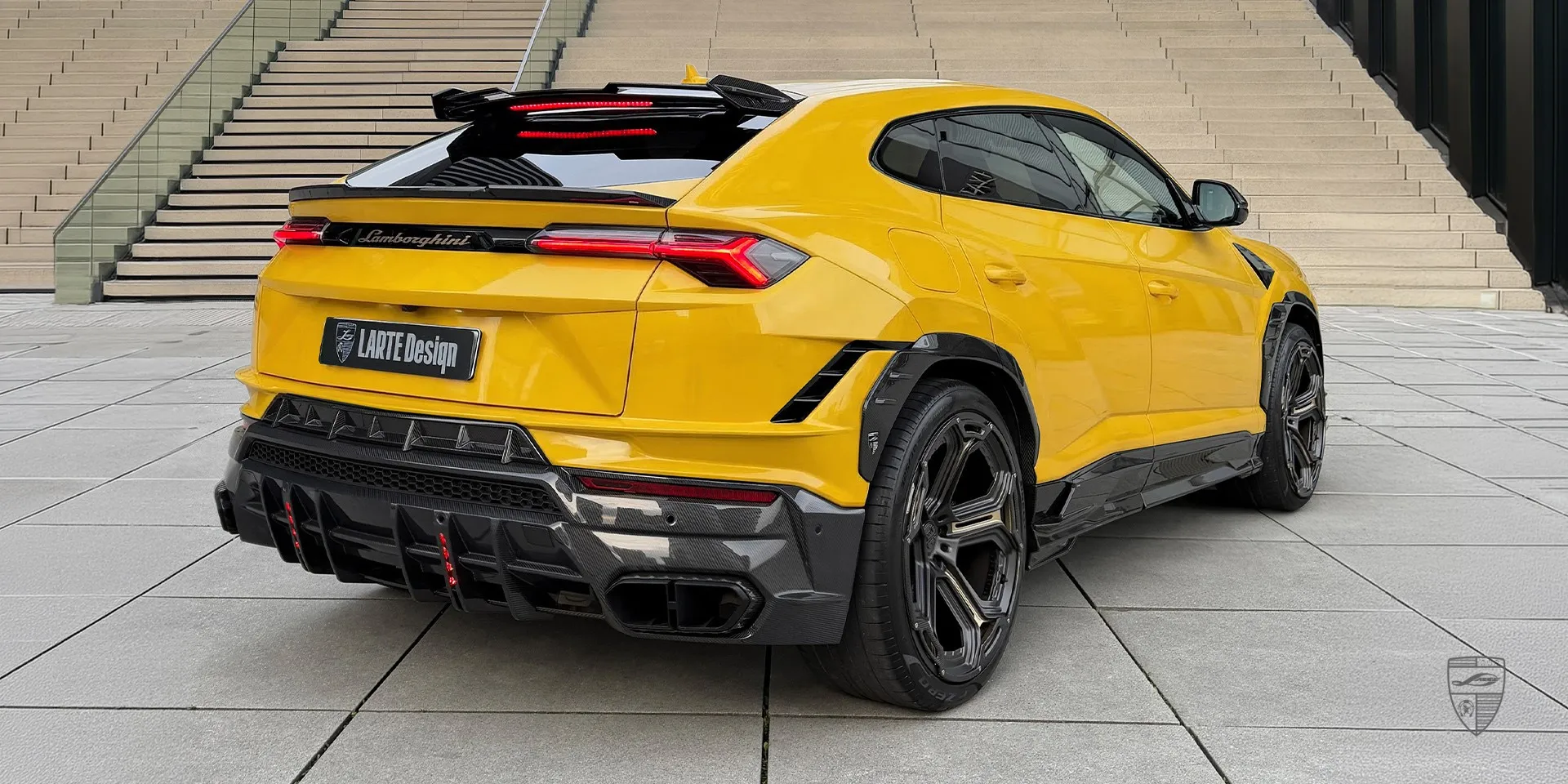 Вид в три четверти жёлтого Lamborghini Urus Performante со спортивным обвесом и деталями тюнинга