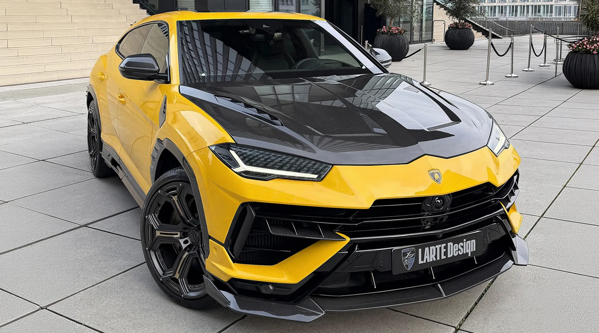 Агрессивный вид Lambo Urus с уникальным дизайном бампера и элитным рестайлингом SUV