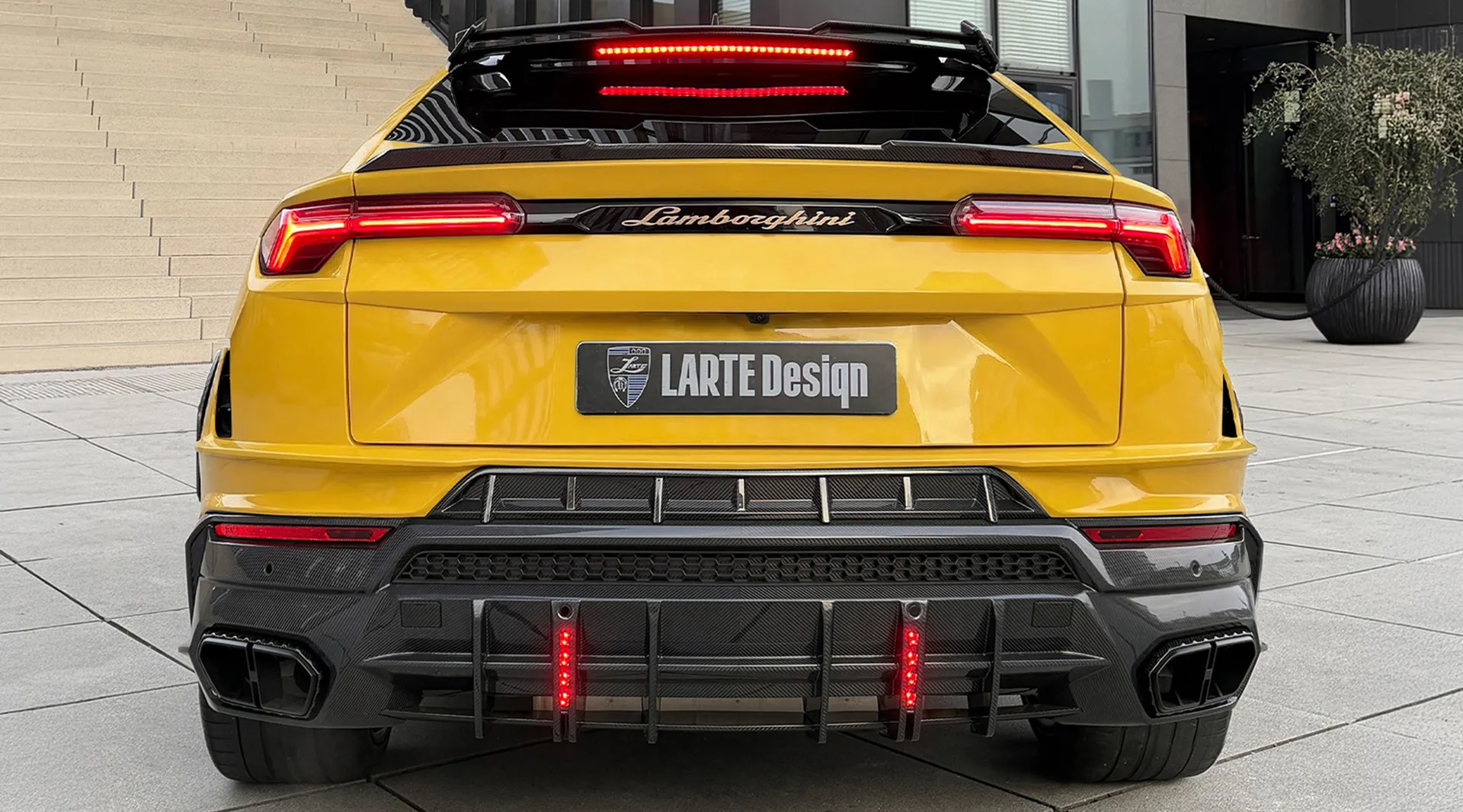 Вид в три четверти Urus S жёлтого цвета с широким обвесом и спортивным стайлингом