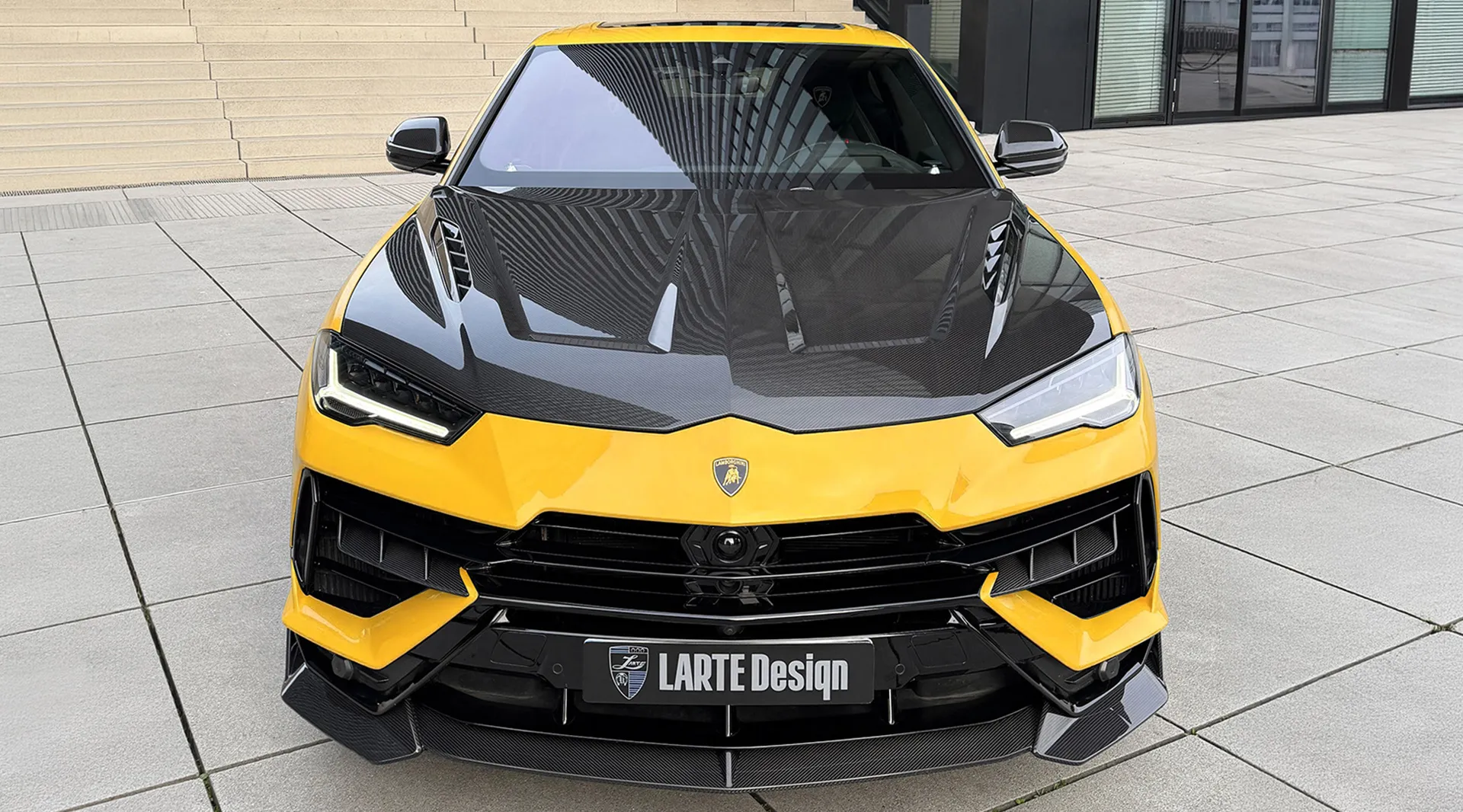 Lamborghini Urus жёлтого цвета с агрессивным кастомным обвесом и спортивным дизайном передней части