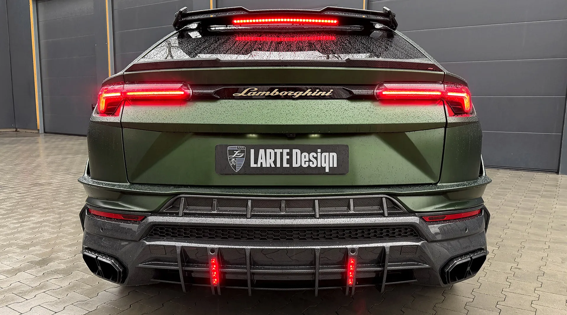 Задний профиль Lamborghini URUS Performante с кастомным тюнингом