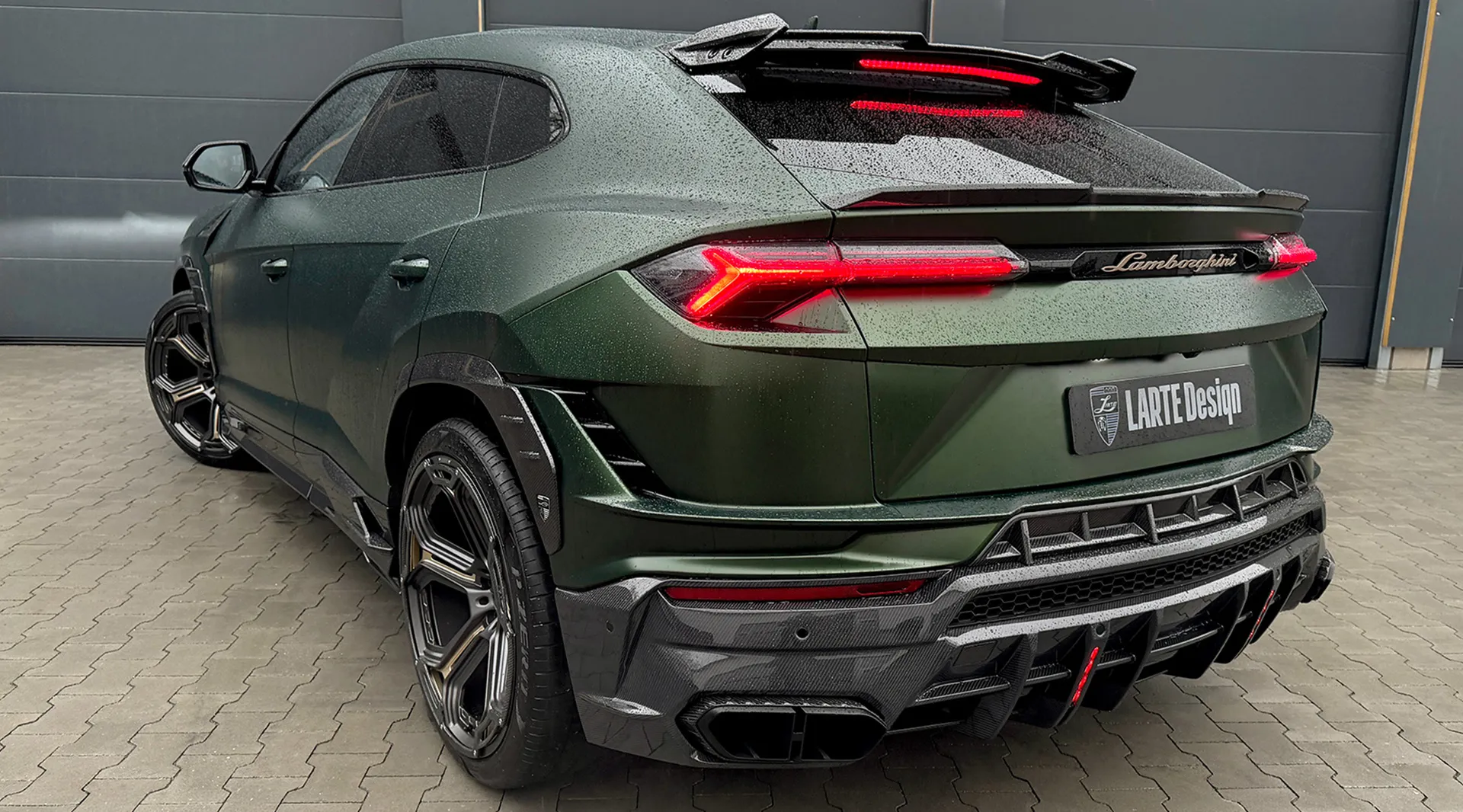 Задний профиль Lamborghini URUS Performante с кастомным тюнингом