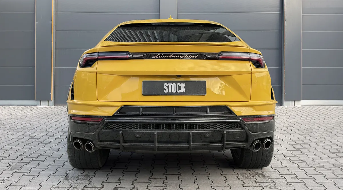 Вид в три четверти Urus S жёлтого цвета с широким обвесом и спортивным стайлингом