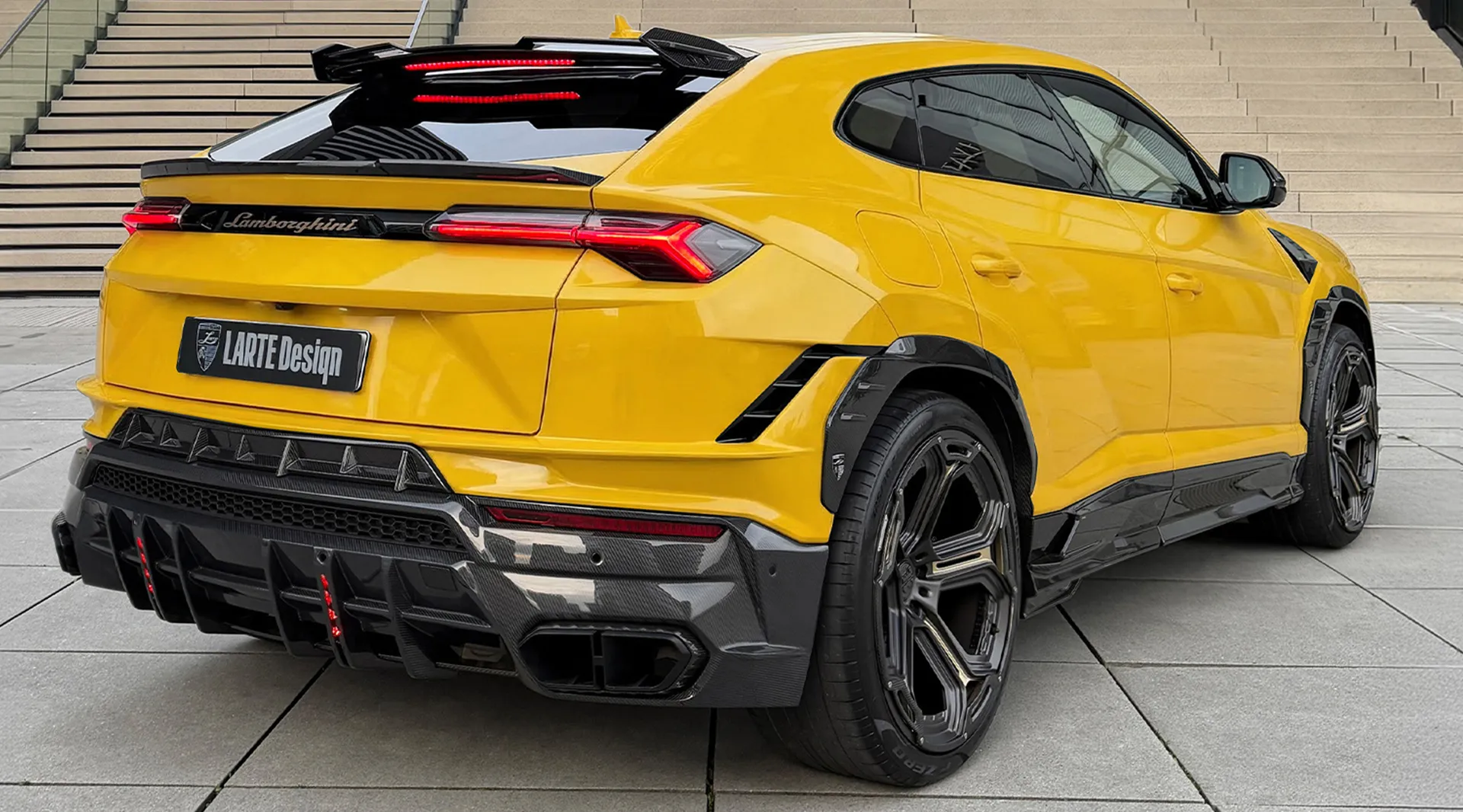 Вид сзади Lamborghini Urus Performante жёлтого цвета с диффузором и кастомным тюнингом