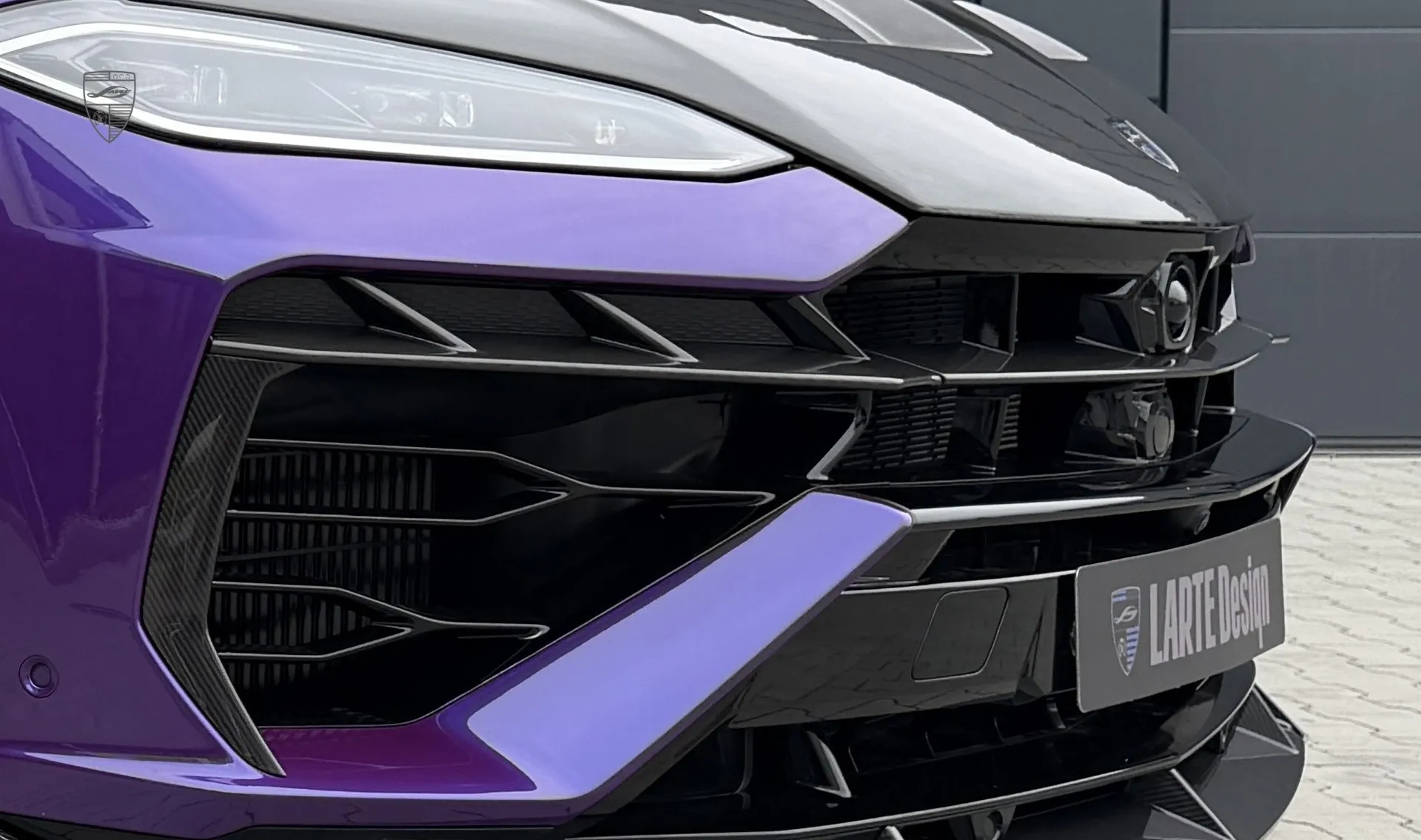 Вставка переднего бампера в карбоне для спортивного авто URUS SE от LARTE Design