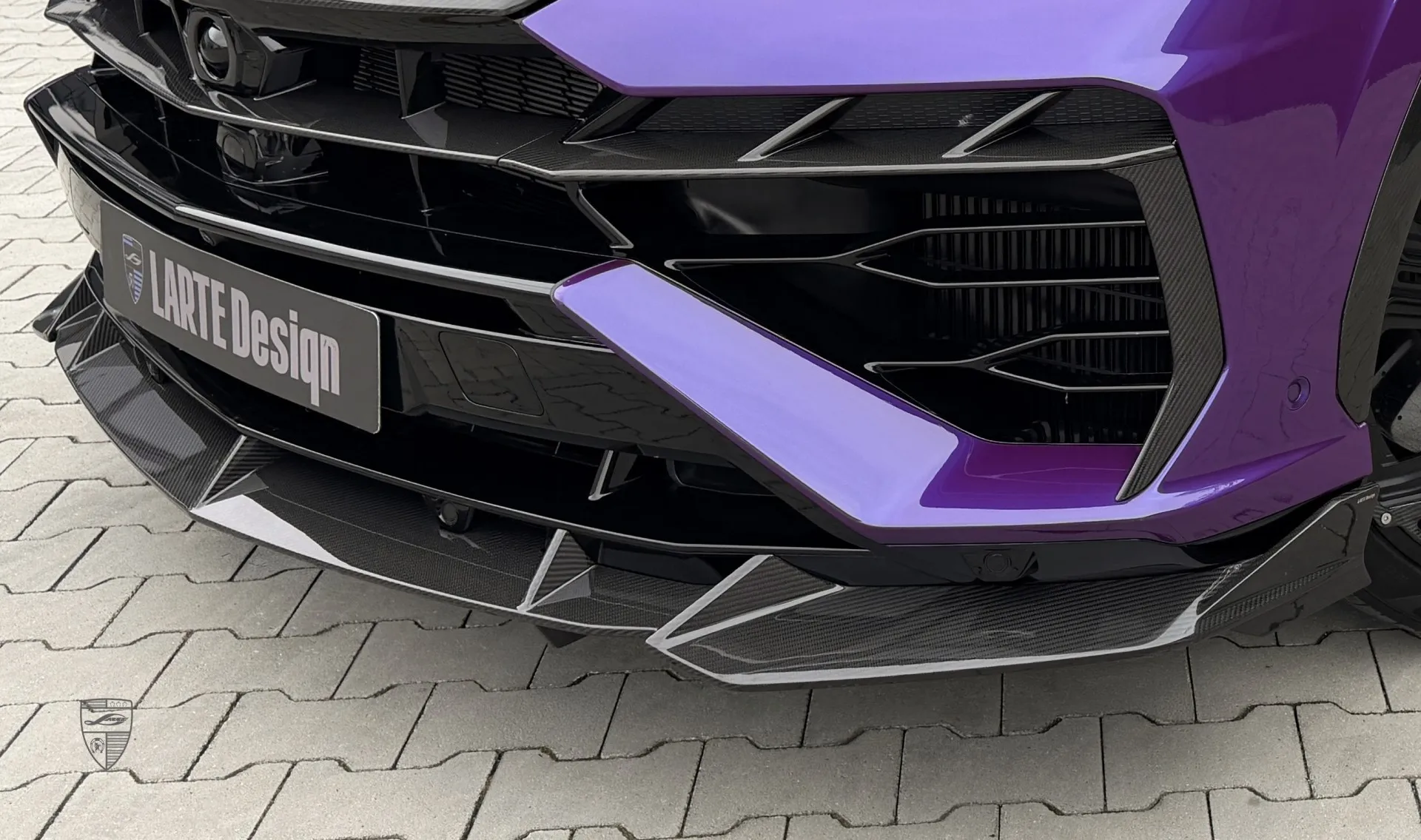 Губа переднего бампера в карбоне для SUV URUS SE от LARTE Design