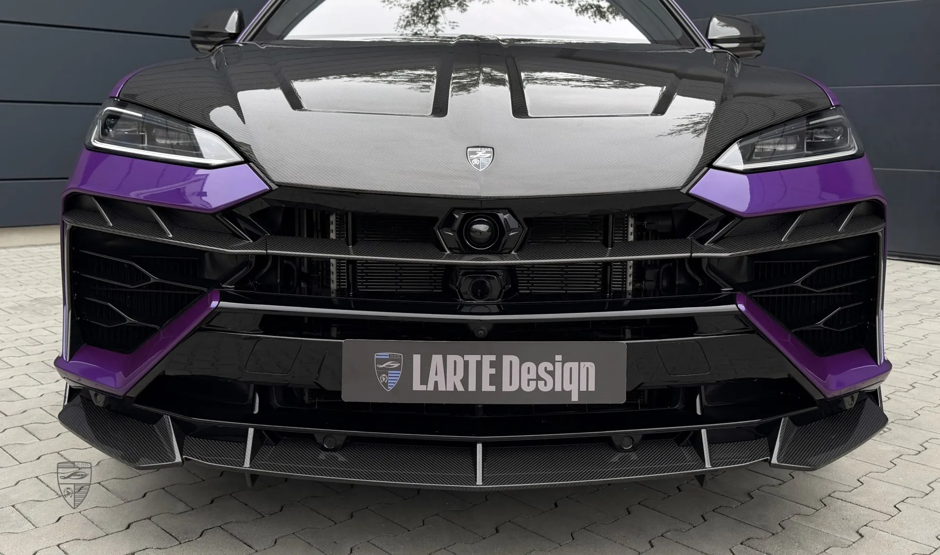 Вставка переднего бампера в карбоне в обвесе для URUS SE от LARTE Design