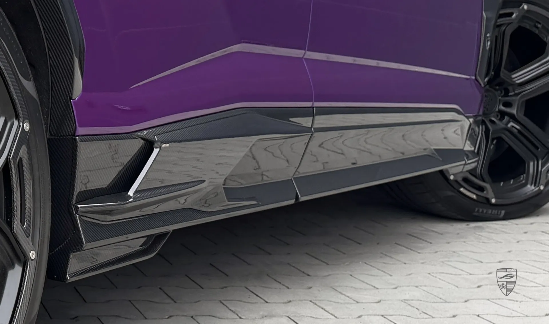 Молдинги дверей в карбоне в кузовном комплекте для URUS SE от LARTE Design
