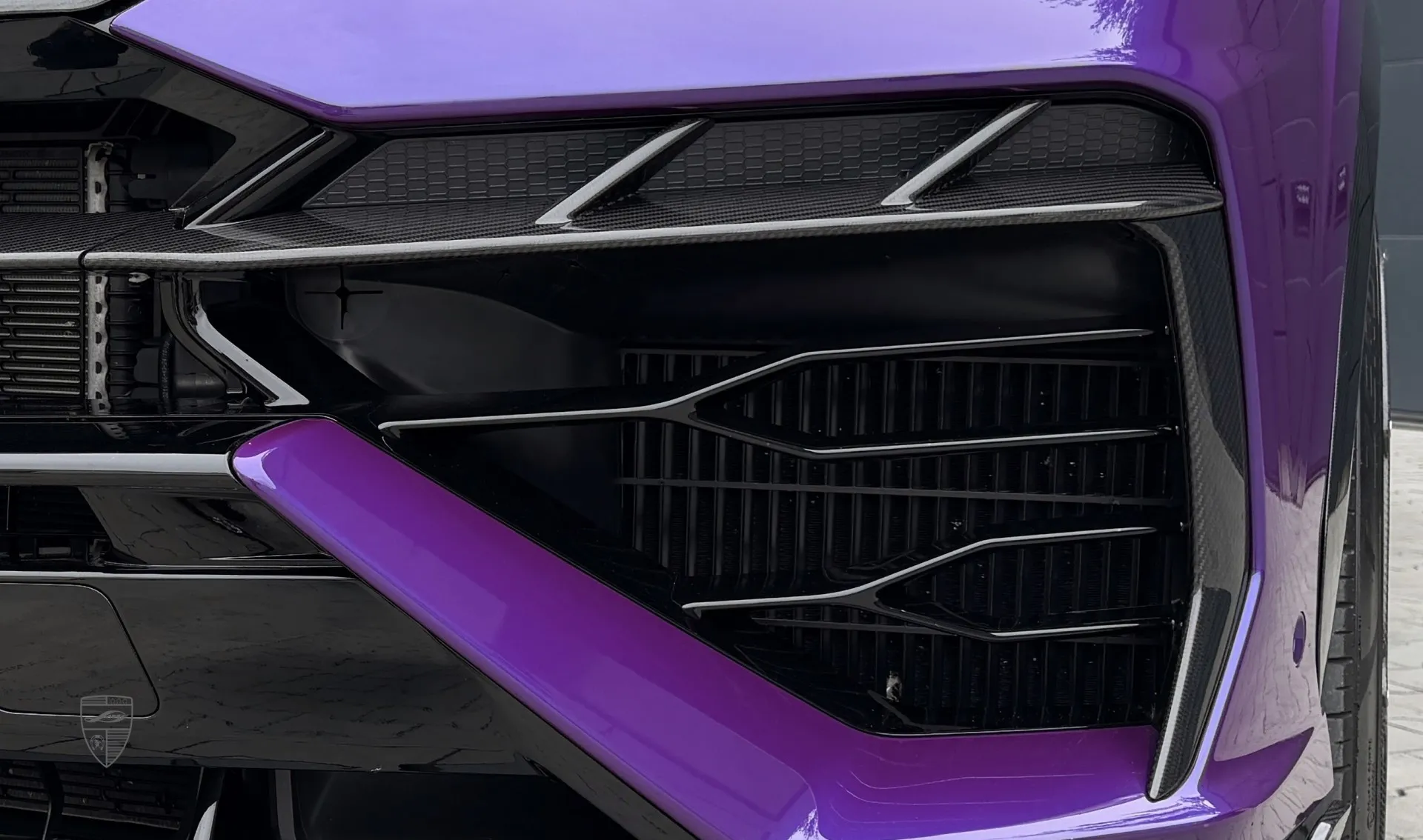 Вставка переднего бампера в карбоне для SUV URUS SE от LARTE Design