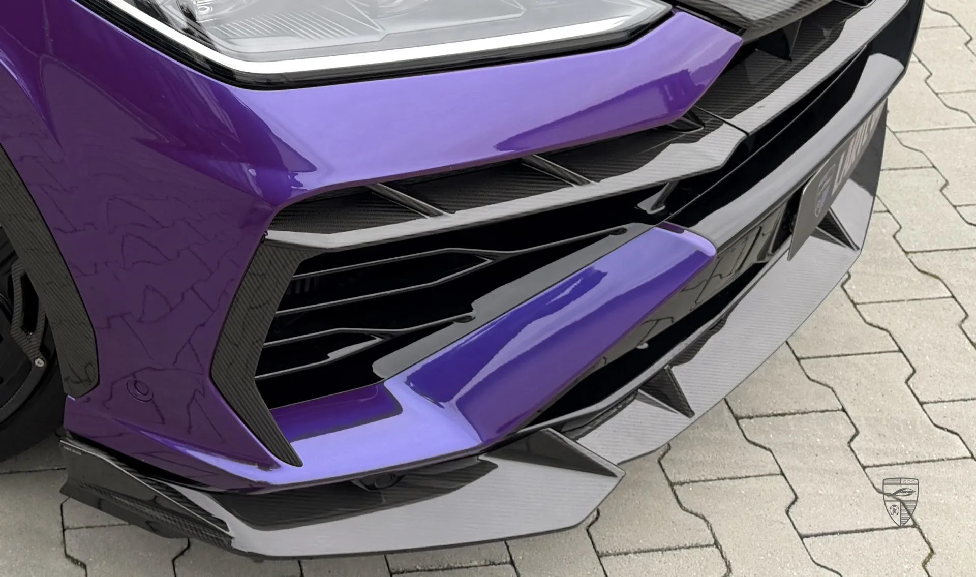 Губа переднего бампера в карбоне в кузовном комплекте для URUS SE от LARTE Design