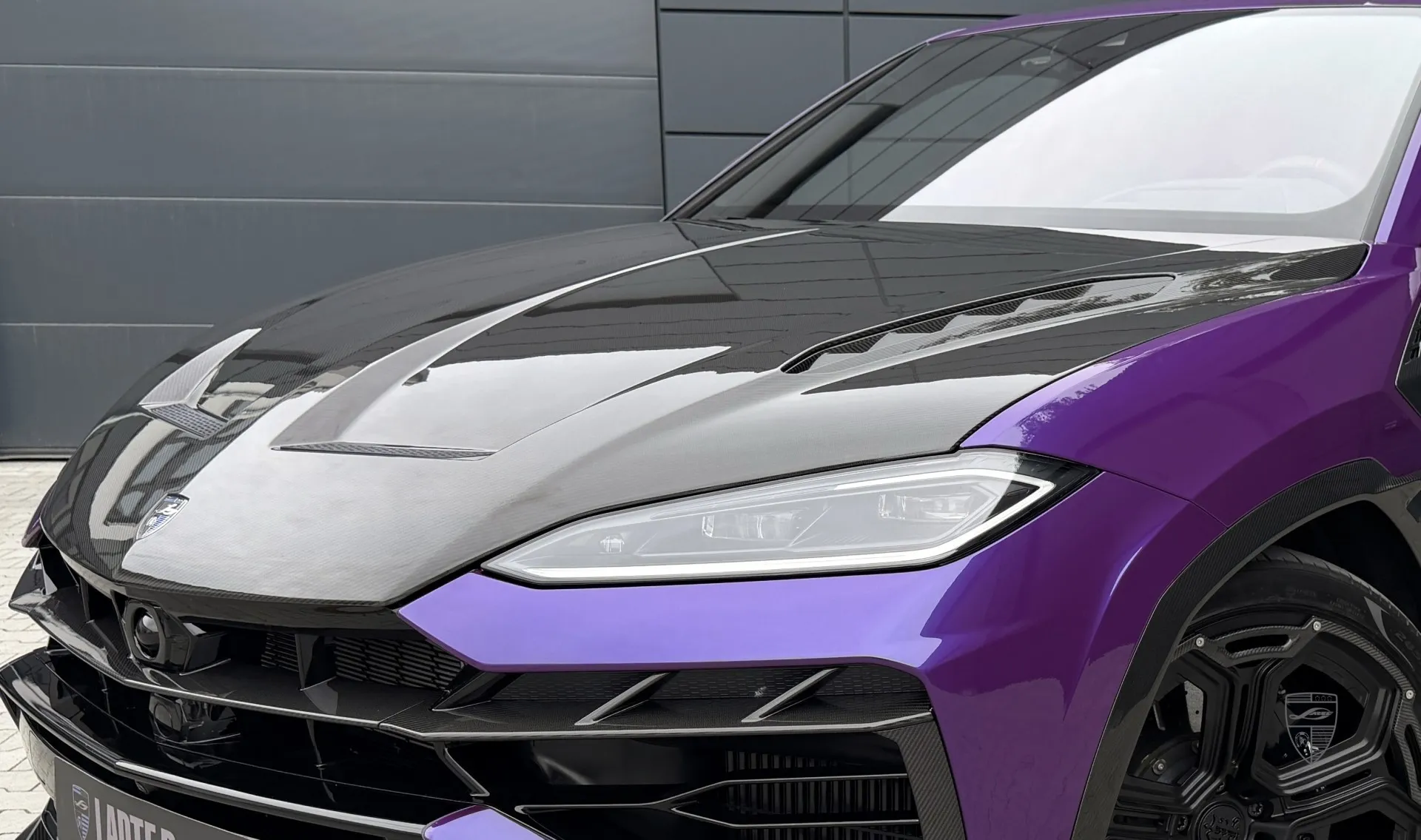 Капот в карбоне для SUV URUS SE от LARTE Design