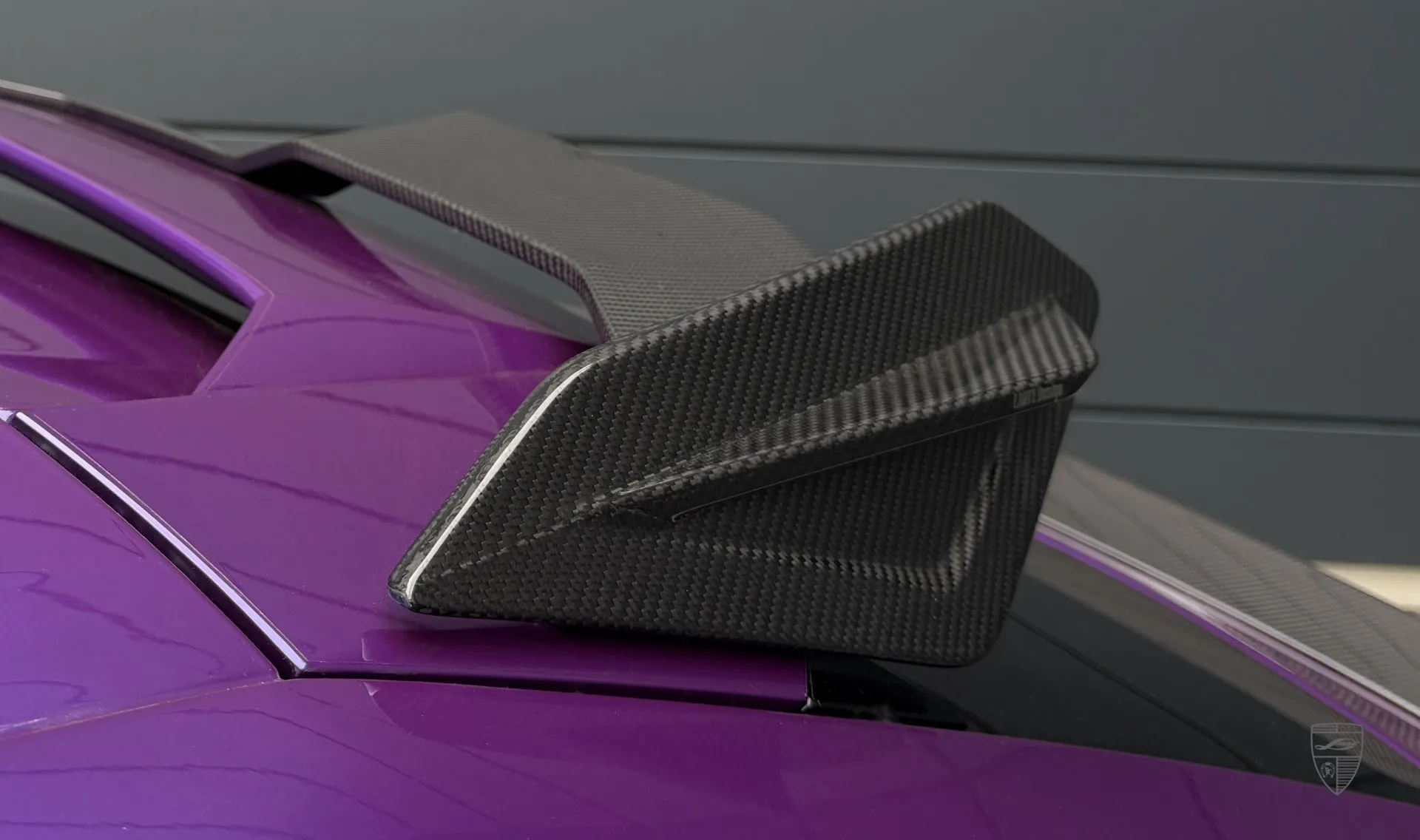 Спойлер на крыше в карбоне для спортивного авто URUS SE от LARTE Design