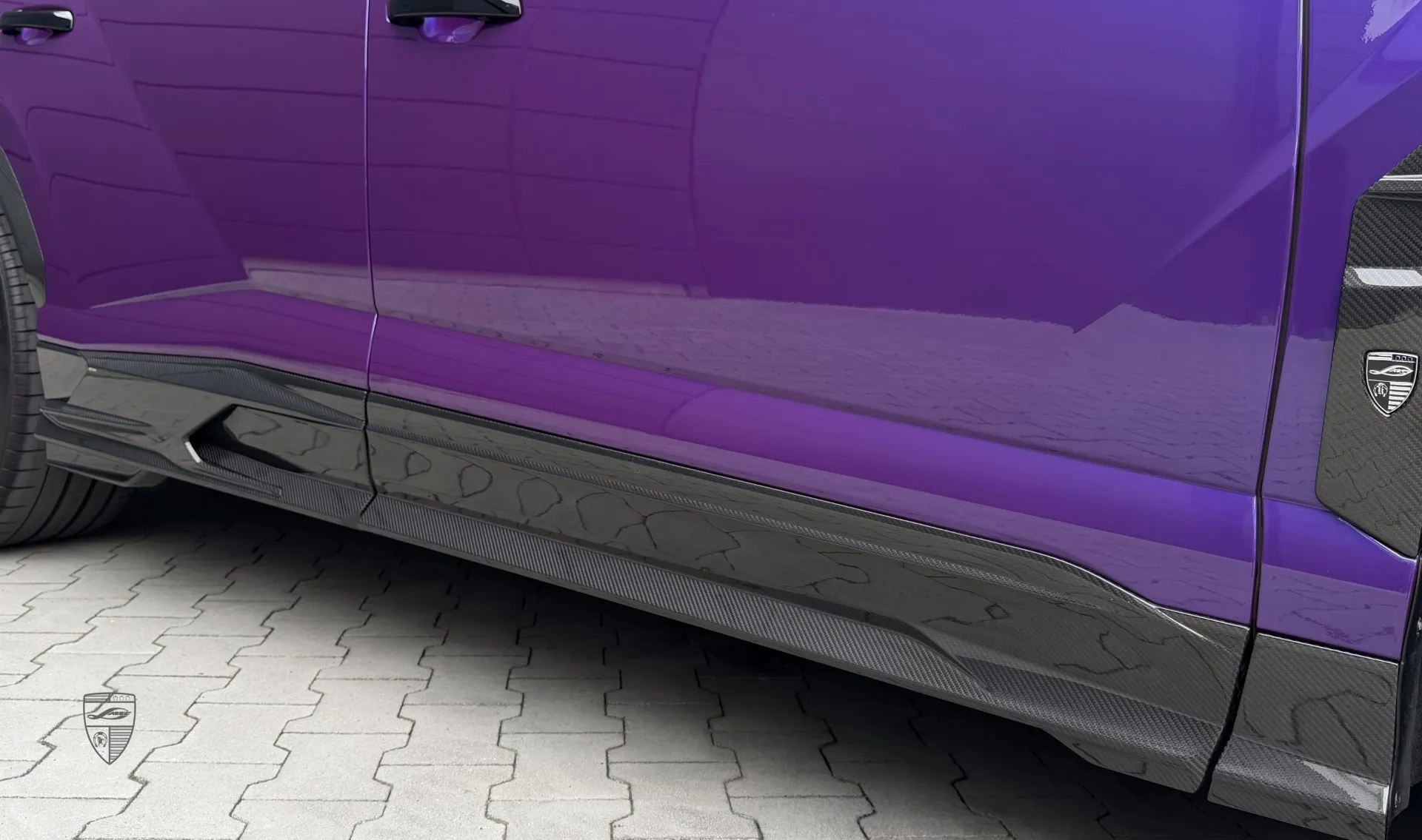Молдинги дверей в карбоне для SUV URUS SE от LARTE Design