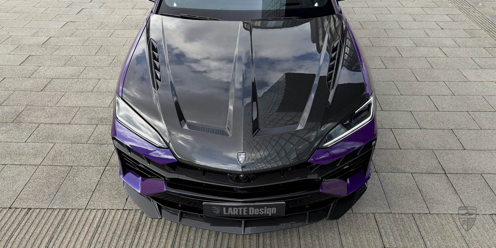 Lamborghini Urus SE с карбоновым оформлением передней части, пленкой и экстерьером в спортивном стиле