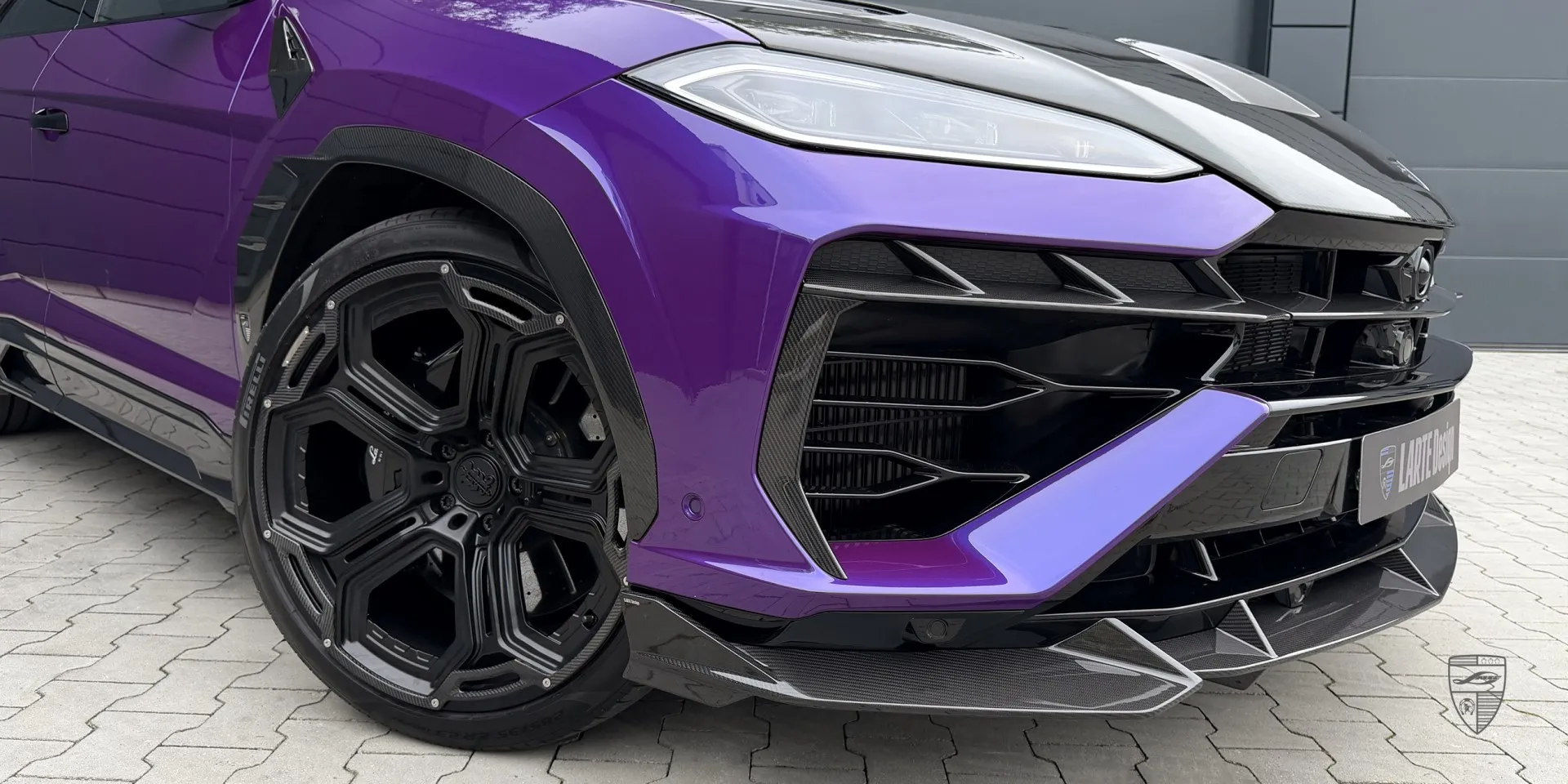 Вид спереди Lamborghini Urus SE: агрессивный дизайн и премиальные аэродинамические доработки