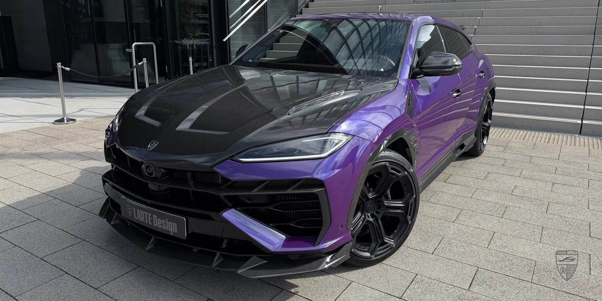 Urus SE с карбоновыми элементами экстерьера: кастомная детализация и роскошный стиль внедорожника