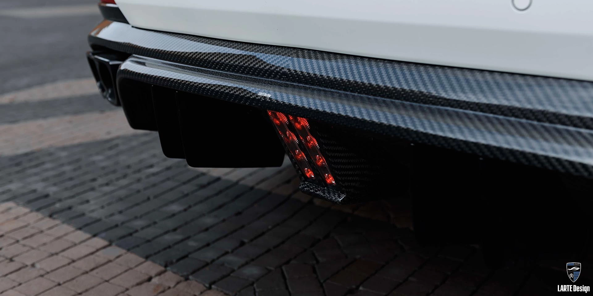 Запрос на дополнительный диффузор из углеродного волокна для Maserati Levante GT V 8 мощностью 580 л.с. Bianco/белый 2024