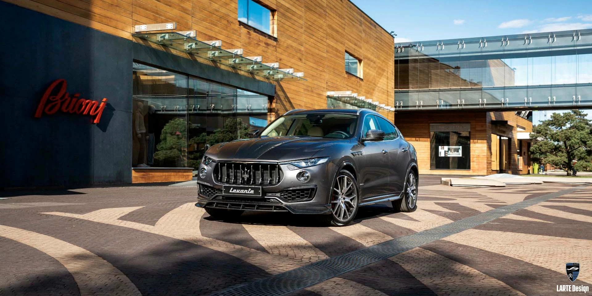 Закажите индивидуальный тюнинг для Maserati Levante GT V 8 мощностью 580 л.с. серого цвета 2021