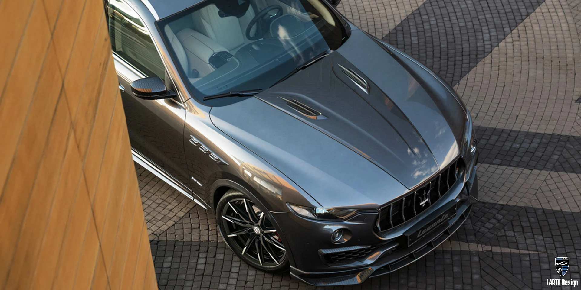 Цена внедорожник с капотом из углеродного волокна для Maserati Levante GT V 8 мощностью 580 л.с. Серый 2021