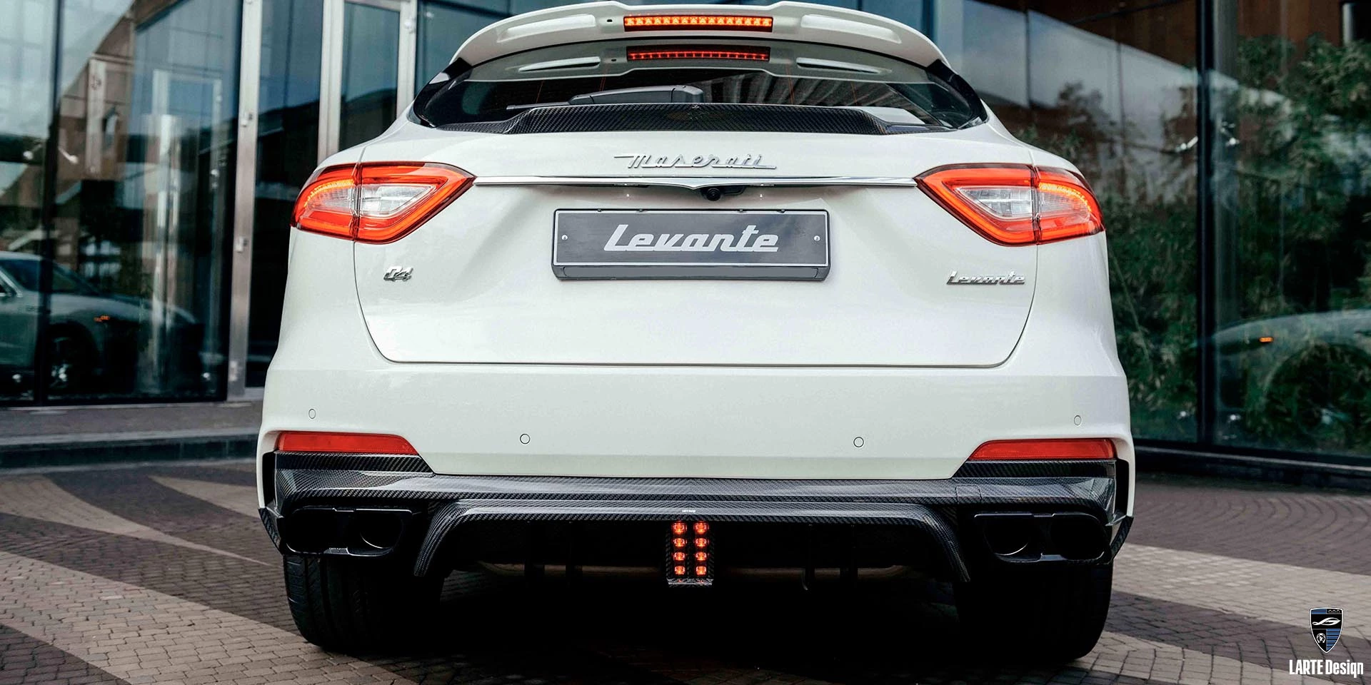 Заказать задний диффузор с сигналом остановки для Maserati Levante GT V 8 мощностью 580 л.с. Bianco/Белый 2023