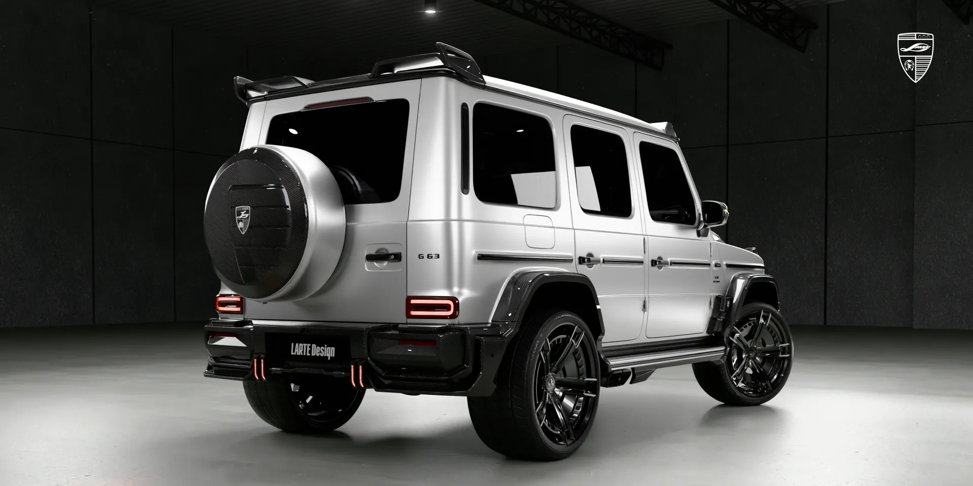 Задний widebody‑бампер на Mercedes G 63, вид сзади с тормозными огнями