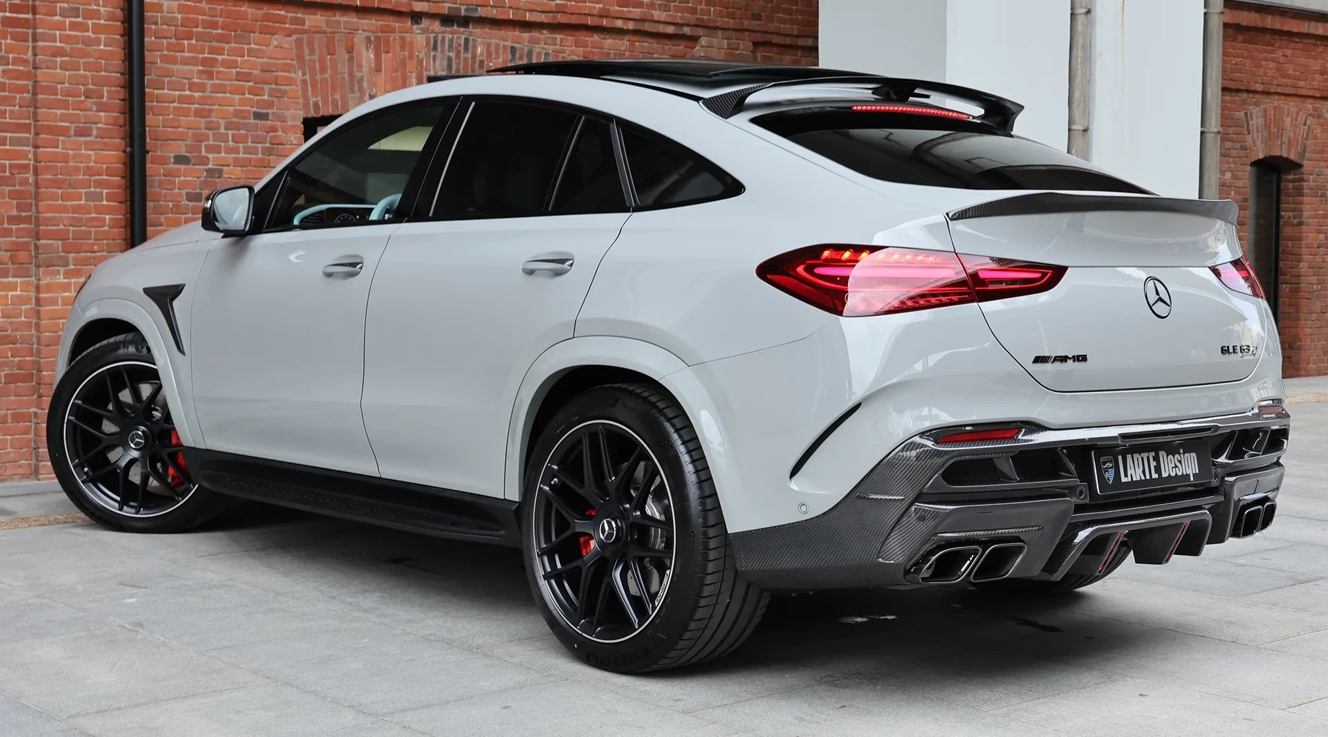 Задний профиль под углом Mercedes GLE coupe AMG 63 C167 Facelift с кастомным тюнингом