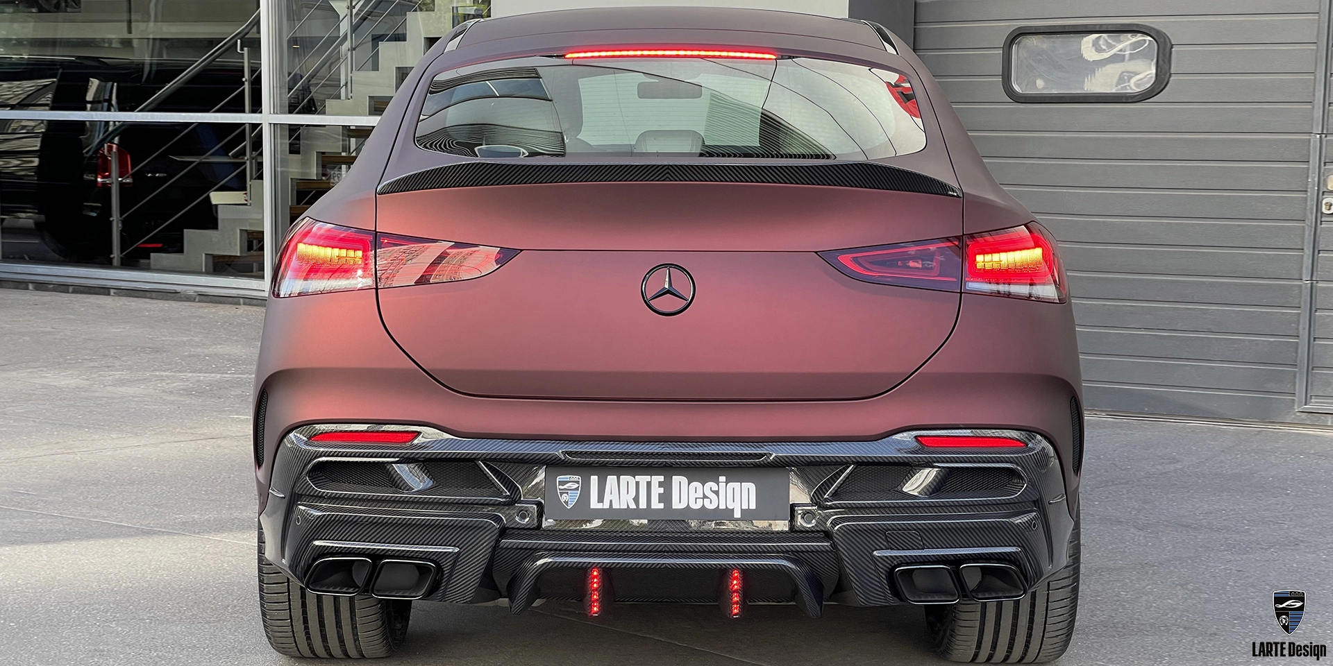 Заказать новые насадки на глушитель из карбона для Mercedes-Benz GLE Coupe 53 4MATIC+ C292 бордовая пленка