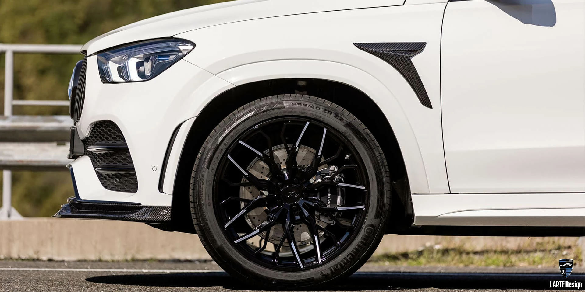 Вид сбоку на Mercedes-Benz GLE с коваными колесными дисками