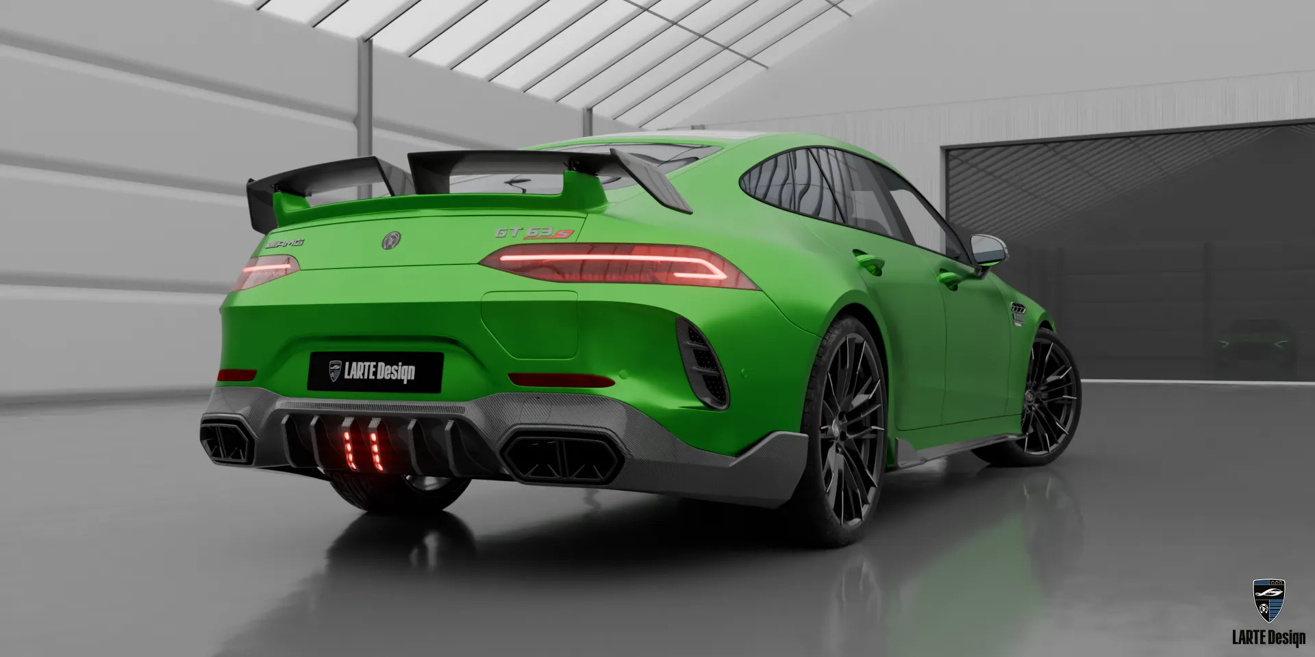 Роскошный автомобиль Mercedes AMG GT 63s Facelift с обвесом, который подчеркивает спортивную привлекательность