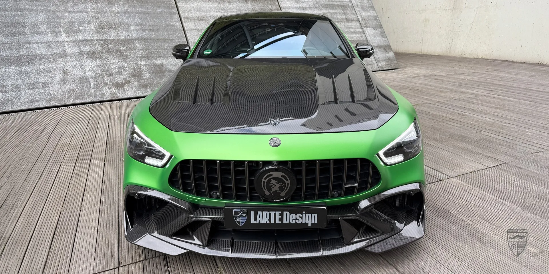 Обвес AMG GT 63 из карбона — крупный план премиальной текстуры карбонового плетения