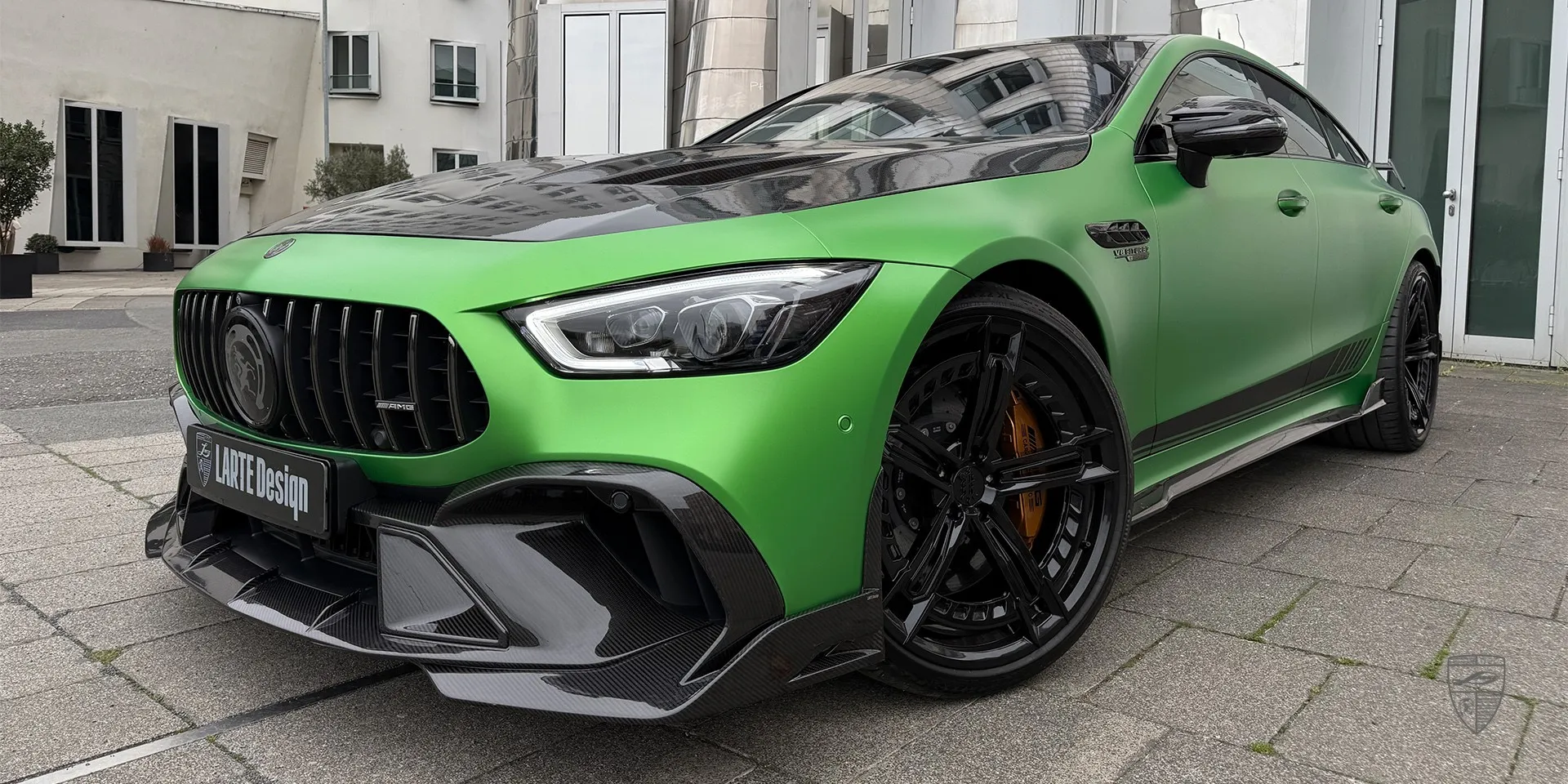 Карбоновый передний бампер GT 63 — детальный вид со сплиттером и воздухозаборниками