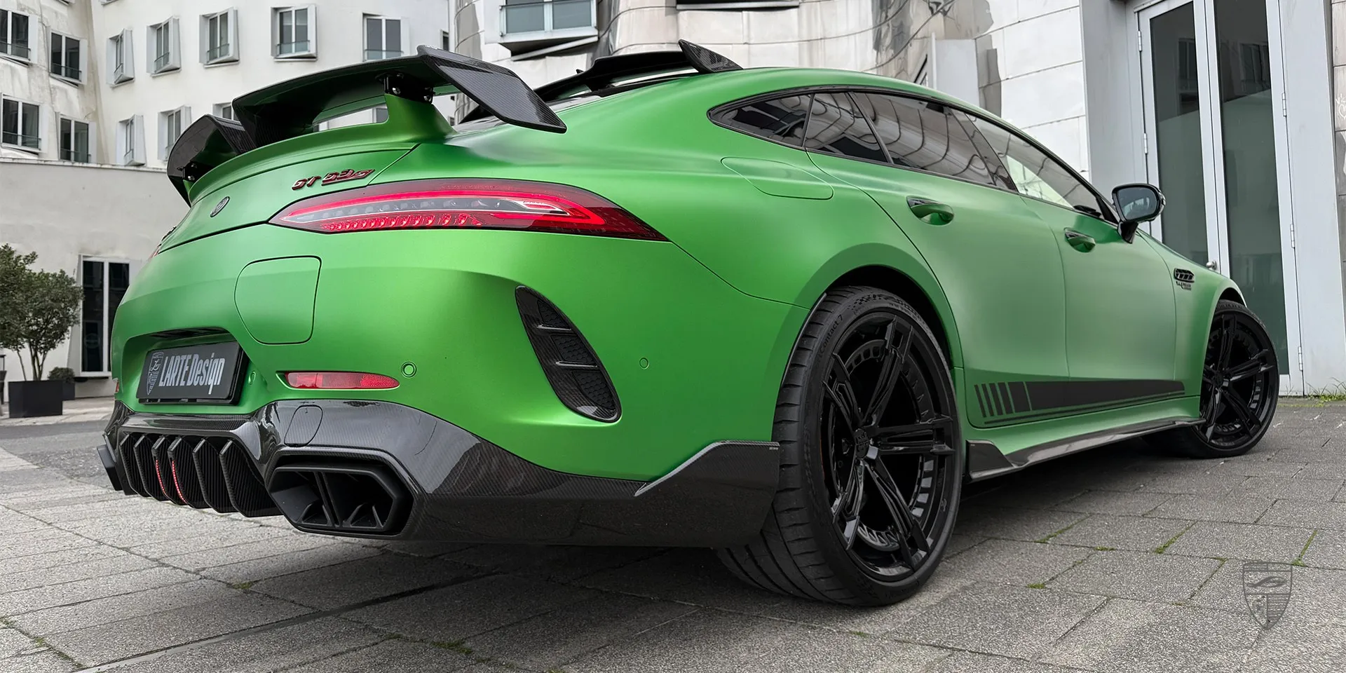 Задний диффузор и спойлер GT 63 — совмещённый вид, демонстрирующий дизайн задней части