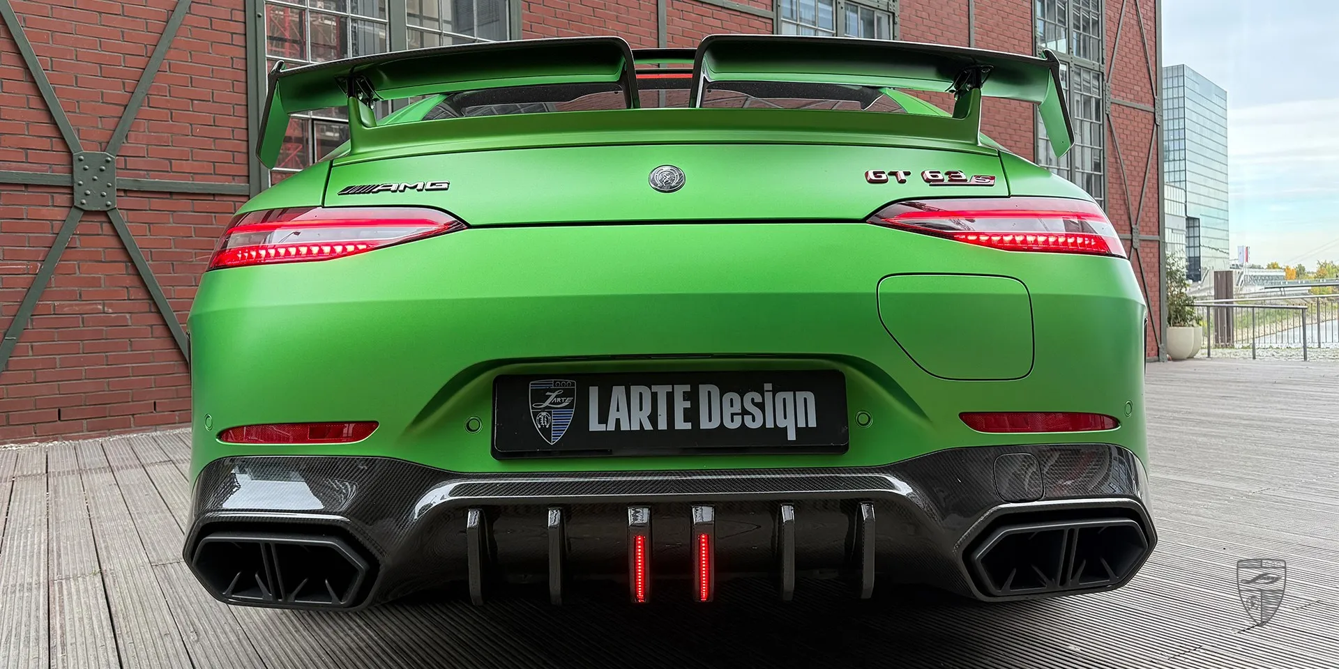 Спойлер на крышке багажника Mercedes GT 63 — интегрированный спойлер как часть люксового обвеса