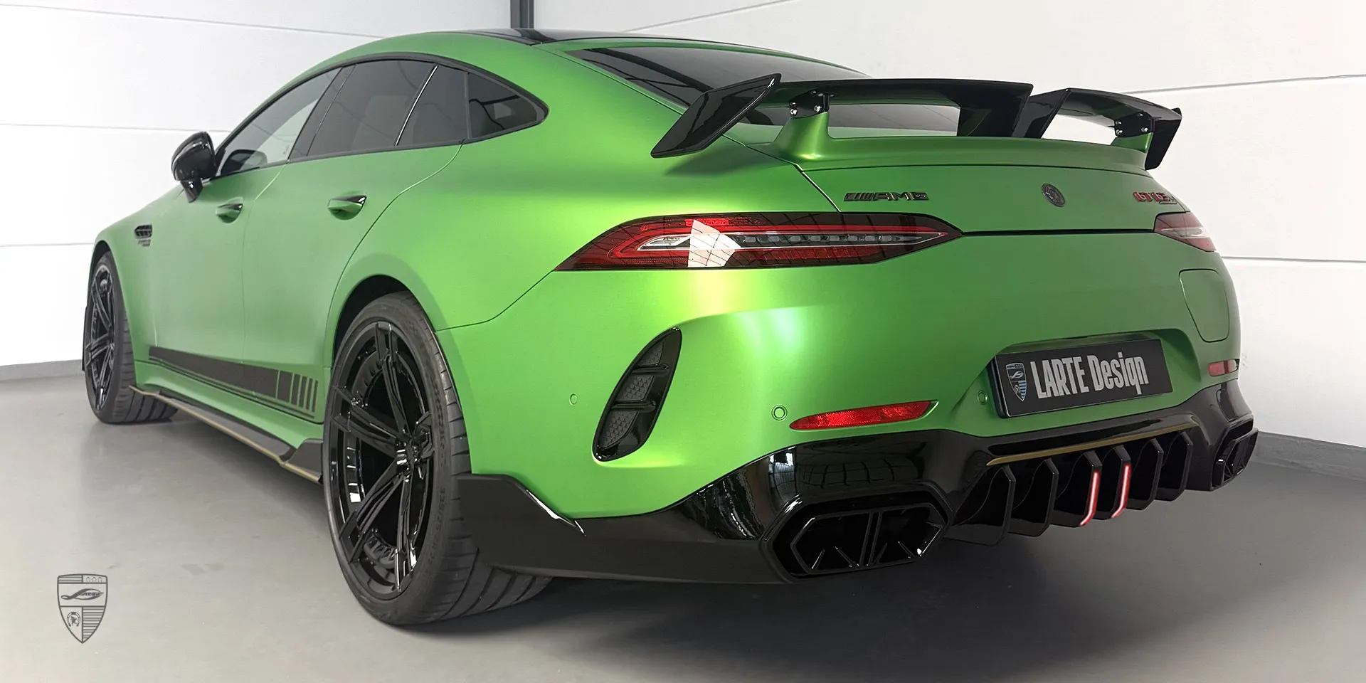 Mercedes AMG GT 63s — индивидуальный апгрейд в цвете Green Hell Люксовый Mercedes AMG GT 63s X290 Green Hell с пакетом внешнего тюнинга и стилем люкс-купе