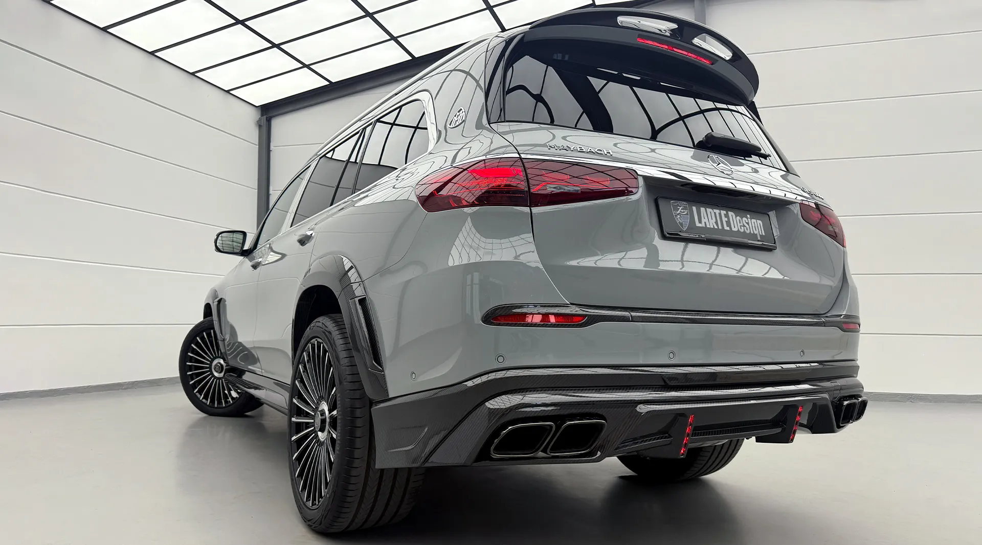 Задний профиль под углом Mercedes Maybach GLS 600 X167 Facelift с кастомным тюнингом