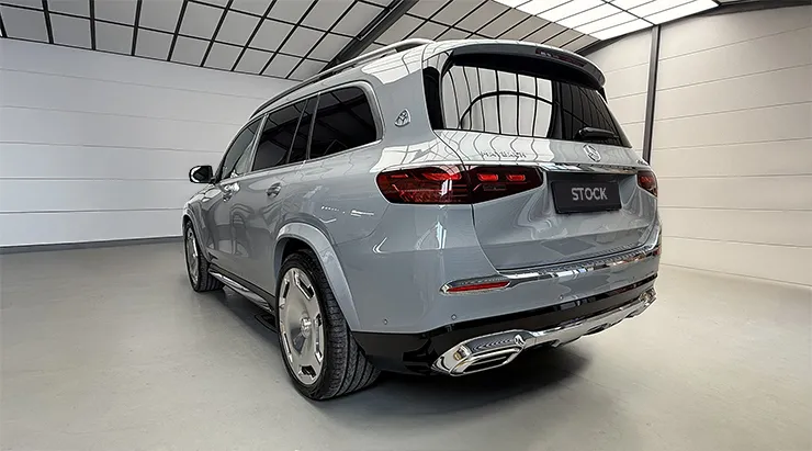 Задний профиль под углом Mercedes Maybach GLS 600 X167 Facelift с кастомным тюнингом