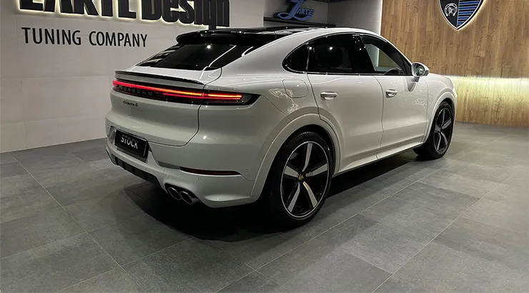 Задний профиль под углом PORSCHE CAYENNE S COUPE 2024 - 2026 с кастомным тюнингом