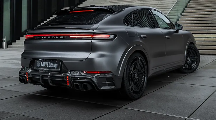 Задний профиль под углом PORSCHE CAYENNE S COUPE 2024 - 2026 с кастомным тюнингом